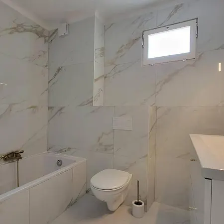 3 Pieces Par La Avec Climatisation Nizza